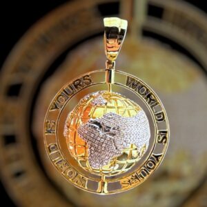 10k gold 1 carat weight Si/i natural “the world is yours” diamond pendant